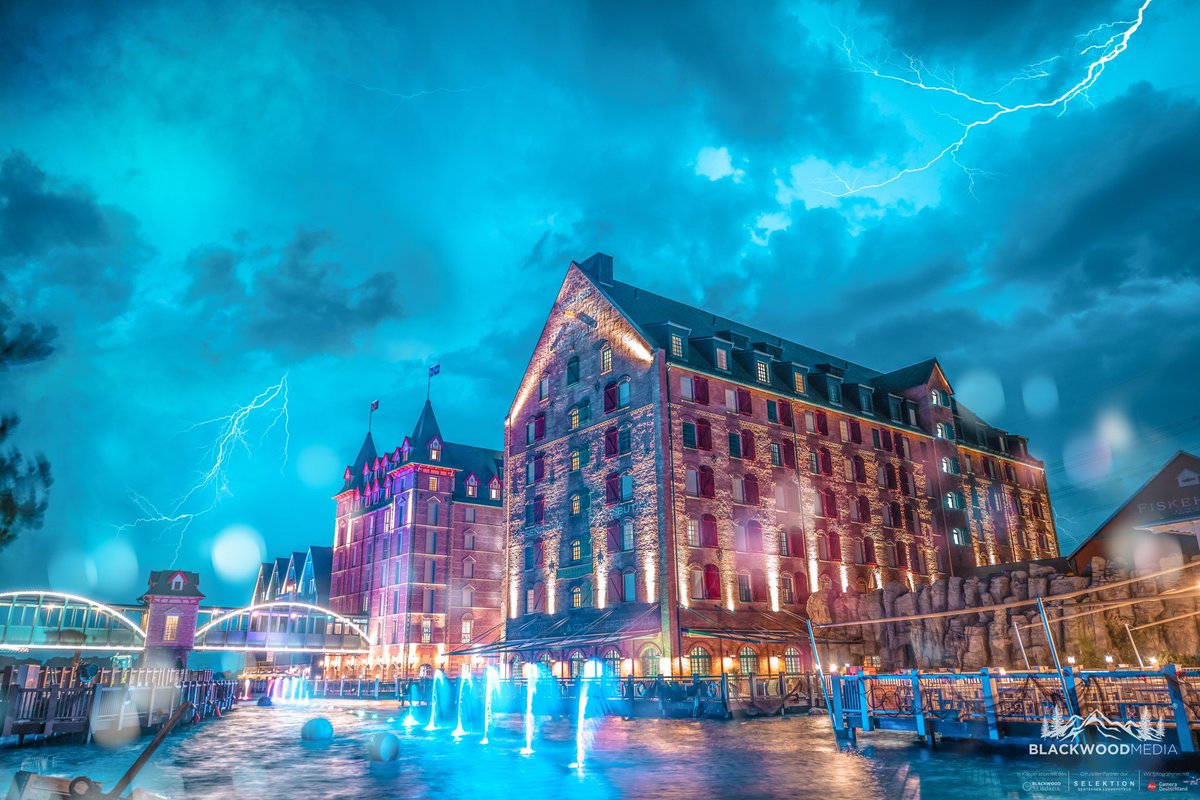 Patrick_vomBerg's tweet photo. Beim letzten Shooting im Hotel Krønasår hat uns ein Sommergewitter erwischt. 🌩 😃 Das nass werden hat sich aber definitiv gelohnt... 😏📷 #europapark #HotelKrønasår #blackwoodmedia @ThomasMack_EP https://t.co/RIWzKun91Z
