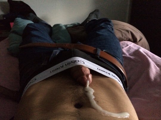 Ce bel arabe circoncis en Calvin Klein a besoin d'un mouchoir je crois ... 

Tu veux bien l'aider ? ??