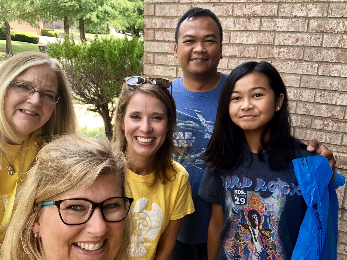 teachingismessy's tweet photo. What a nice family! Welcome to Hillwood Kayla!
#HMSHomeVisits2019 https://t.co/QCrqwP5TuL