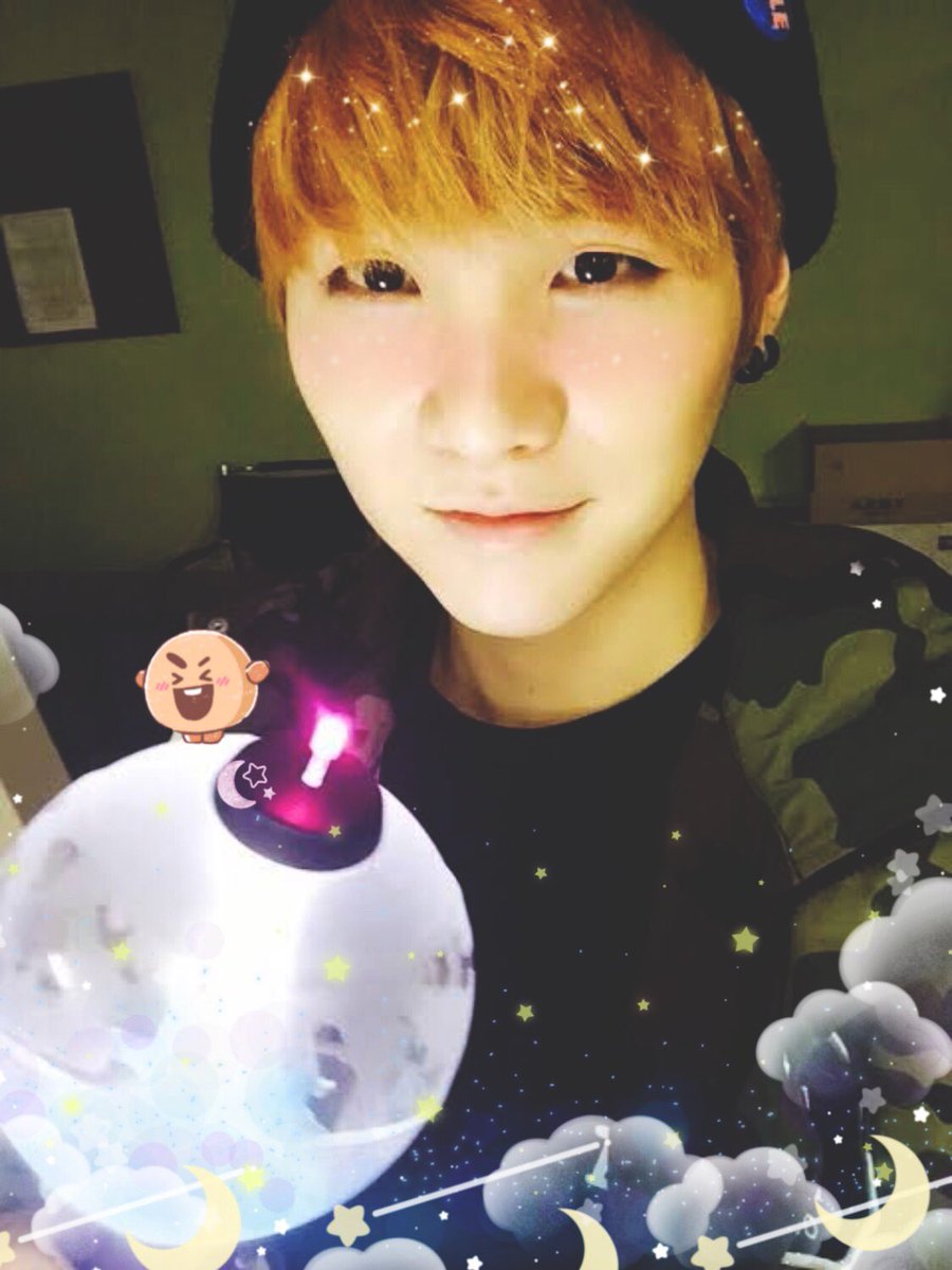KimSteph5's tweet photo. #YOONGI was right, the ARMY🔎 makes a pretty awesome selfie light! :) 💓
@BTS_twt #ARMYSelcaDay #ARSD https://t.co/RRAY2Pu4O2