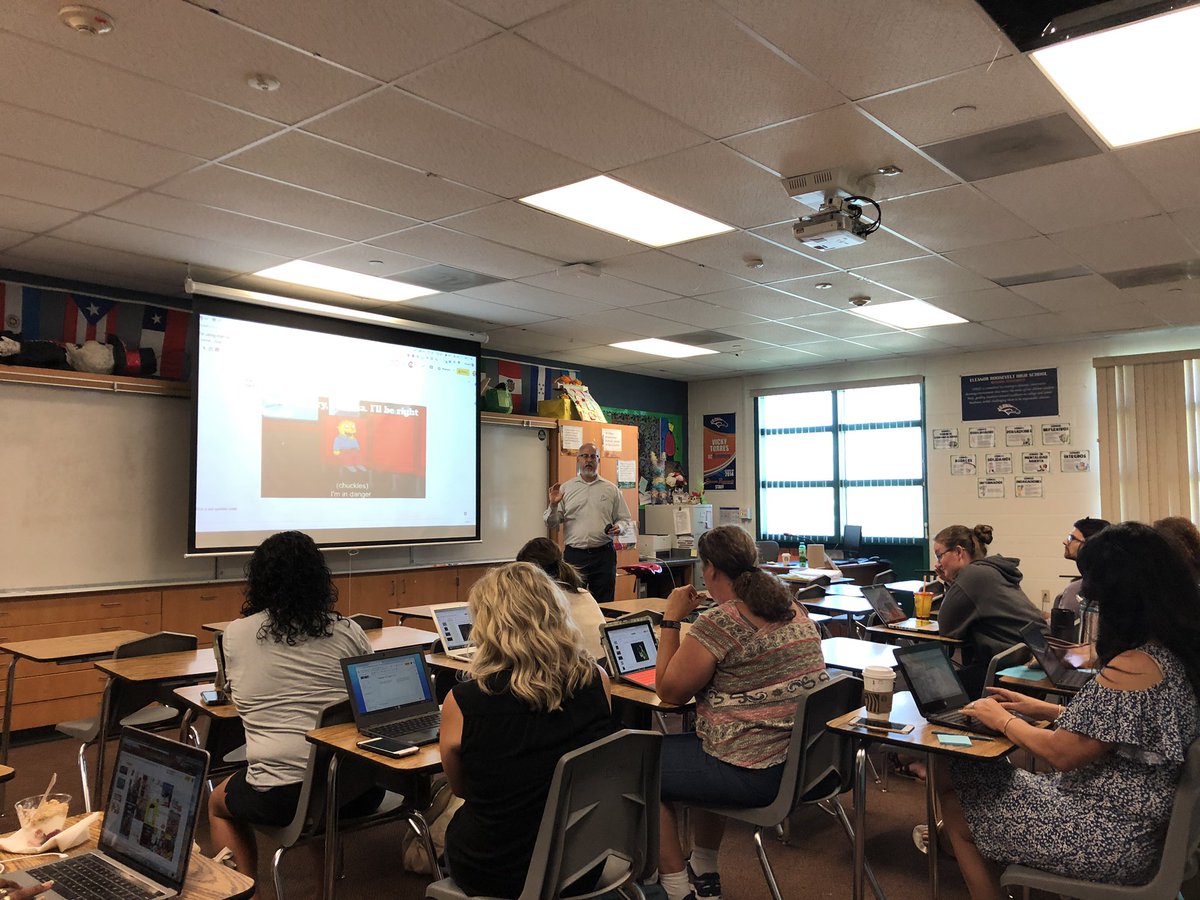 JoeFuertsch's tweet image. Making memes with @davidtedu! #CNUSDInnovate #TechGrit