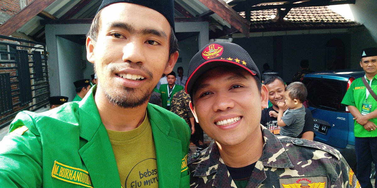 MBurhanuddin3's tweet photo. #HelloTwitter 
Dapat salam untuk #PLNDown jangan mati lagi ya aku yakin kamu kuat kok, masak cuma gara-gara pohon sengon 
 😁😁😁🤗 https://t.co/aGa6A807Ht