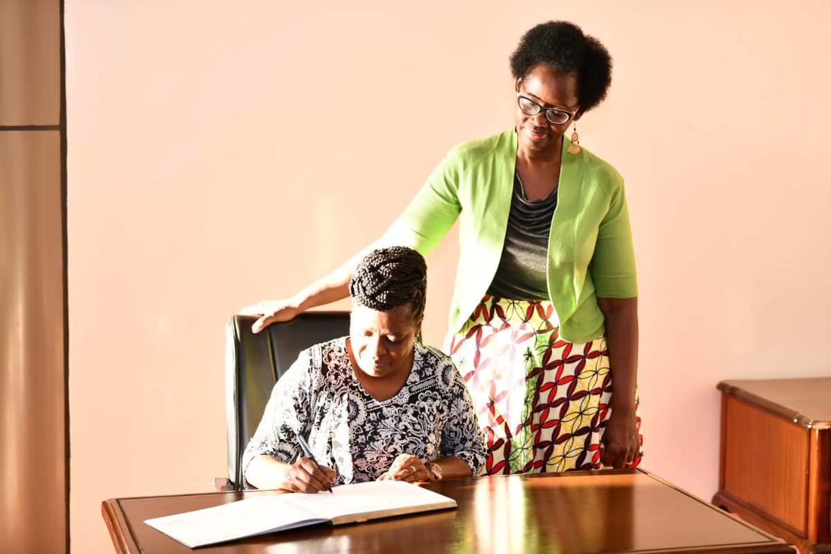 FirstLadyMKN's tweet photo. @CFLA2017 has partnered with @Roche, @Women4Cancer and Africa Cancer Foundation to fight cancer through EMPOWER project that seeks to contribute to prevention, early diagnosis, treatment and education of women in the community on cervical and  breast cancer. @KisumuCountyKE https://t.co/MeO2NfmM4z