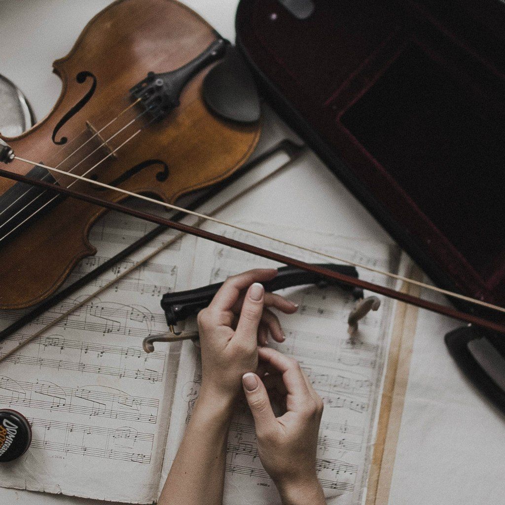 Raven_Swan_Song's tweet photo. Can my violin be my #MCM ? https://t.co/cZmIp7xnWI