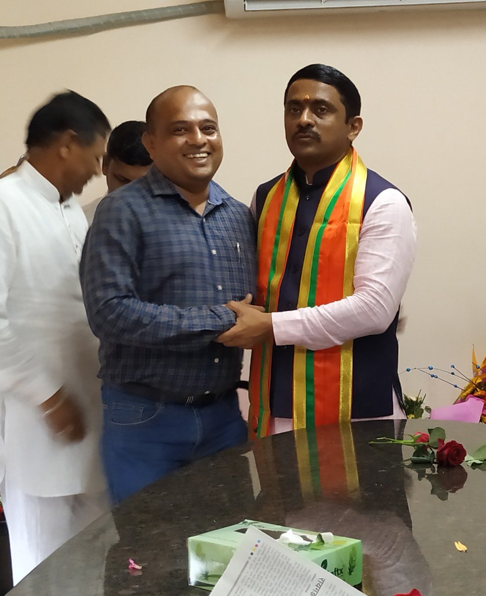isupportrahulda's tweet photo. R-IBOU https://t.co/5mz3gzKpod
दादांना वाढदिवसाच्या शुभेच्छा देताना @ पनवेल पार्टी ऑफिस
#AmadarPrashantThakur #PrashantThakur #PrashantDada
#आमदार_प्रशांत_दादा_ठाकूर
#ISupportRahulDada https://t.co/D0RugUXhFo