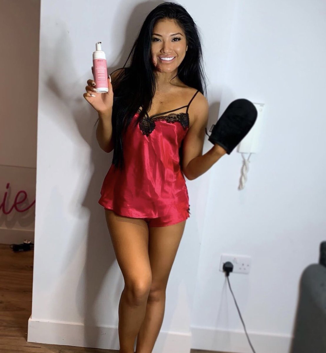 bperfectcosm's tweet photo. Start your week off with a #10secondtan 💋the gorgeous @sophirelee loving 🍓Limited Edition 🍓 https://t.co/fwABAE2FAf 🛍 Order before 2pm. Next working day delivery* UK and ROI only xx https://t.co/JrwNSQZBTO
