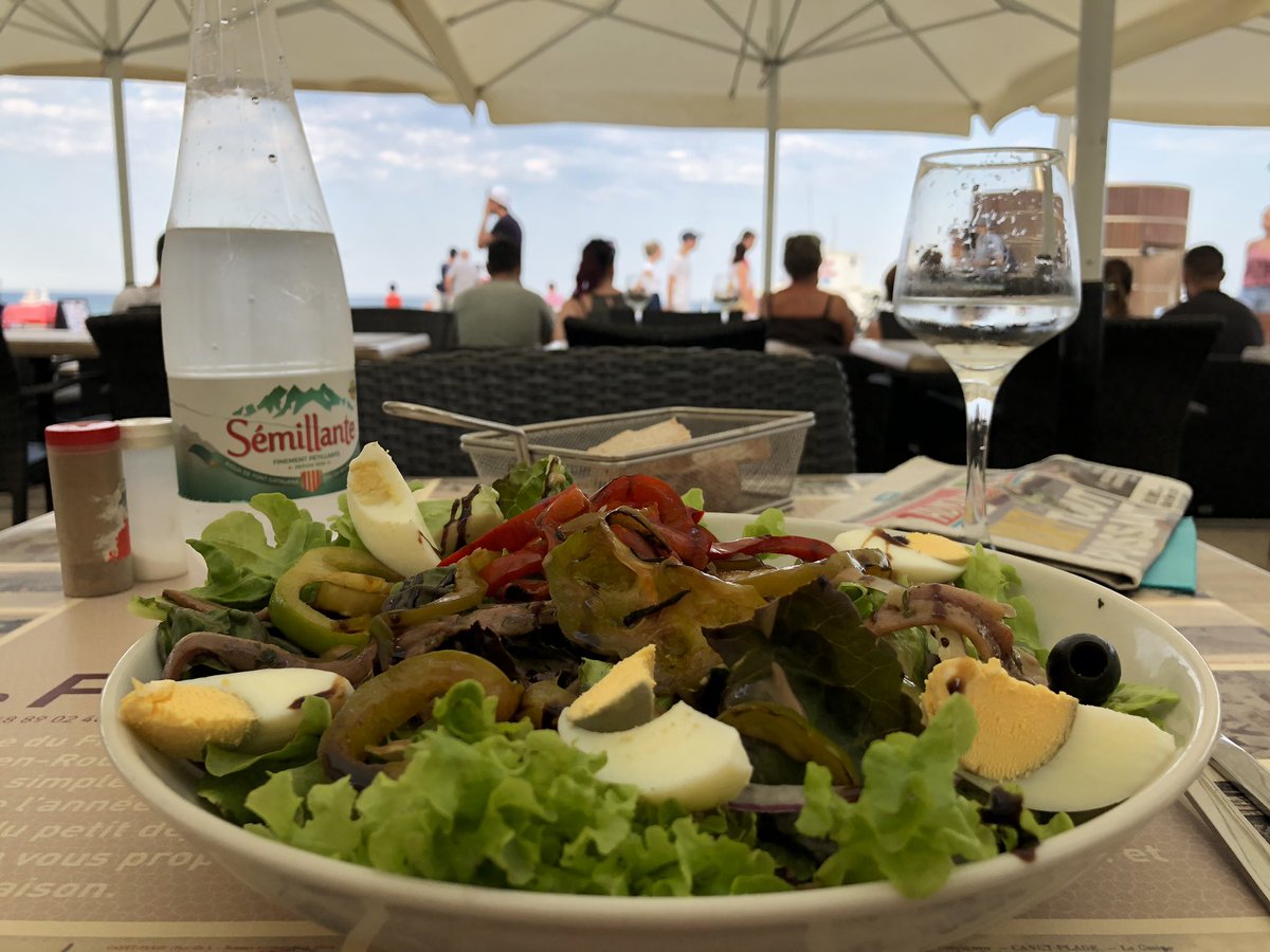 BlueFoodCoach's tweet photo. ✅ Salade catalane : 1 œuf et demi, des anchois, des poivrons, de la salade, des tomates, servie avec une eau locale pétillante. ⁣
✅ Un excellent choix le soir, à compléter avec un thé, par exemple.⁣
#bluefoodcoaching #nutrition #cancer #salade #fibres https://t.co/mwPDXWayVq