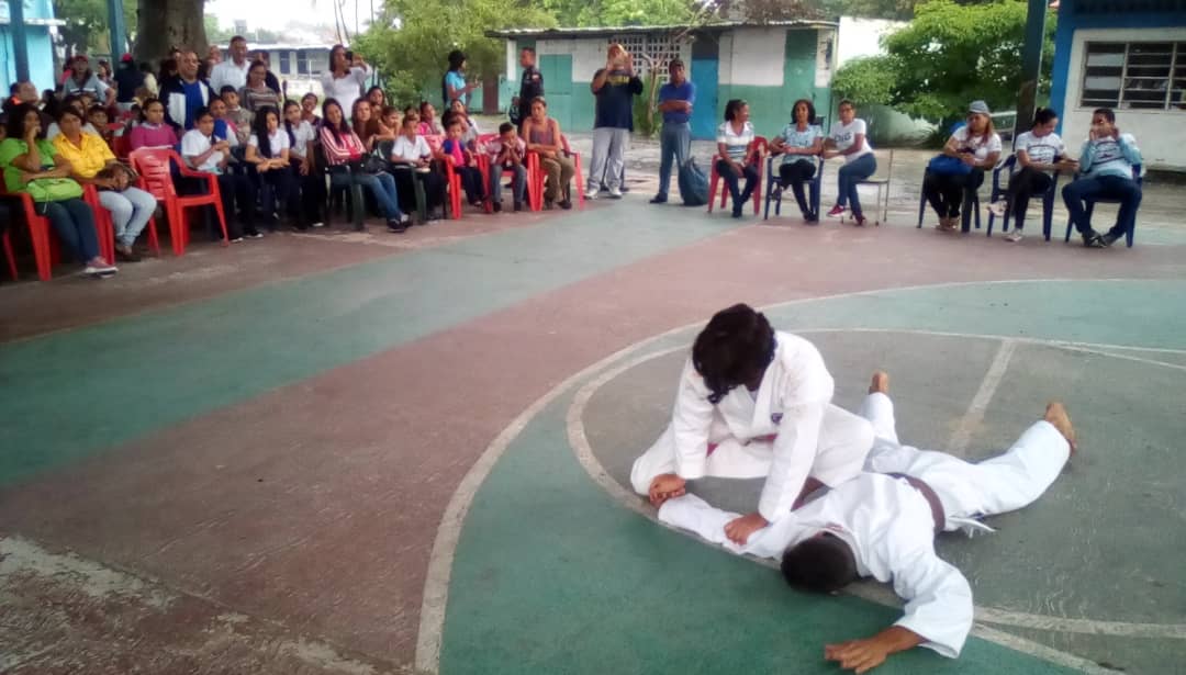 CDCEAragua's tweet photo. Con actividades culturales y deportivas se desarrolló el plan #AgostoEscuelasAbiertas para la paz en la UENB Jesús Pacheco Rojas Del Municipio Girardot #Aragua @NicolasMaduro @psuvaristobulo #DialogoPazYVida 
@MPPEDUCACION @RosangelaOrozco @leoalvacabrera @JorgePerezVZLA https://t.co/Q2pZxpNaAn