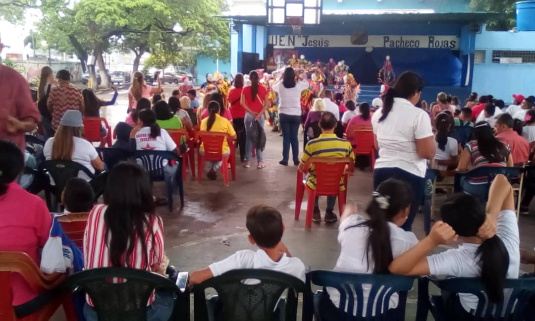 CDCEAragua's tweet photo. Con actividades culturales y deportivas se desarrolló el plan #AgostoEscuelasAbiertas para la paz en la UENB Jesús Pacheco Rojas Del Municipio Girardot #Aragua @NicolasMaduro @psuvaristobulo #DialogoPazYVida 
@MPPEDUCACION @RosangelaOrozco @leoalvacabrera @JorgePerezVZLA https://t.co/Q2pZxpNaAn