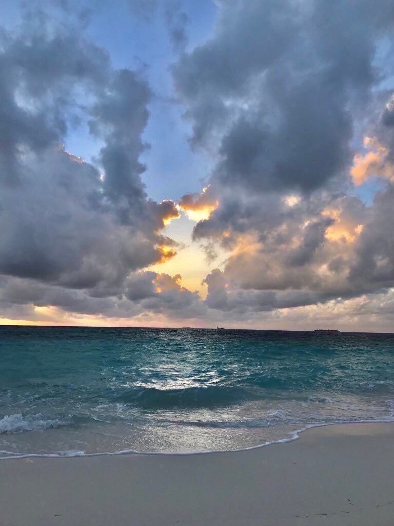 Fnn_N1's tweet photo. مختصر الجمال، غيم وبحر ☁️🌊. https://t.co/PUXn4khCgl