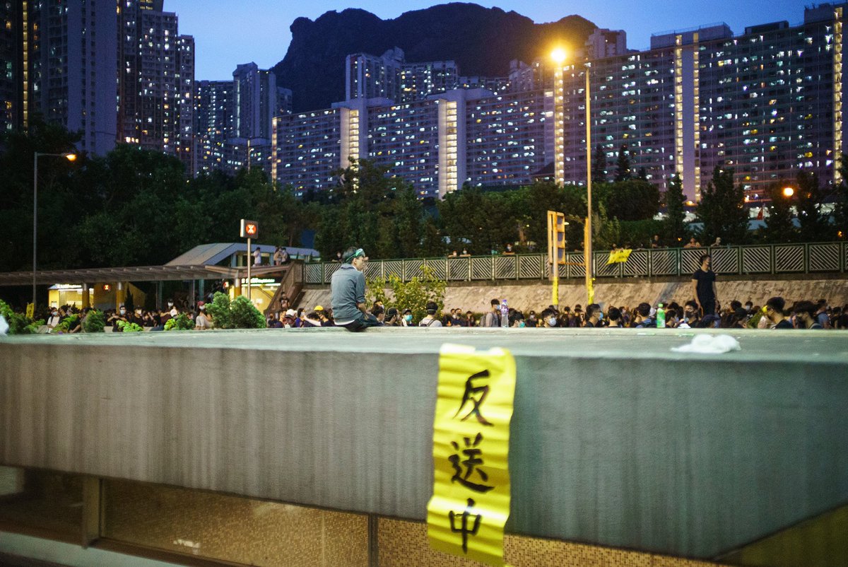 ayanchiu's tweet photo. Overheard a soft-spoken frontline protester’s conversation when he received a call. 
“Wai (Hello), Papa? 
I’m outside WTS bus terminal. 
Don’t worry, I’m fully equipped. 
Won’t be beaten up. 
Okay la. Don’t worry. Bye.”
#antiELAB
#HongKong
#HongKongprotest https://t.co/keF5OYE1I6