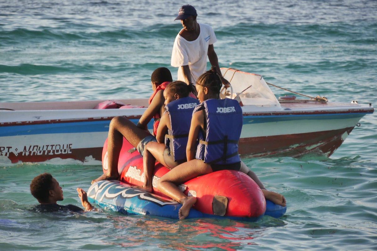 Comores_Evasion's tweet photo. Consignes de sécurité avant le départ, étape très importante !
#Comores #Mitsamiouli #Maloudja #Massiwa #bouee #nautique #paddle https://t.co/sKnI822bR9