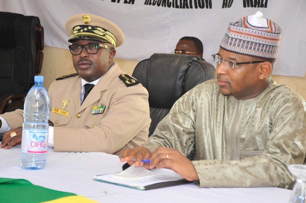 GouvMali's tweet photo. #Youwarou Dr Boubou Cissé: « Nous constatons des signaux positifs. Aussi, je demande à l'ensemble de la population de se faire confiance et de s'unir pour travailler ensemble pour le #Mali". Le Gouvernement quant à lui, jouera le rÎle qui est le sien. #J5 #VisiteMopti https://t.co/j905pHDUvp