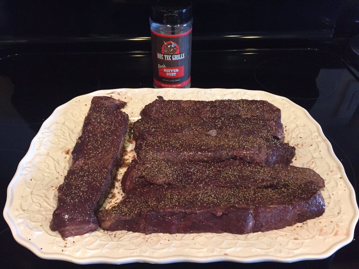 andy_burke22's tweet photo. Marinated beef short ribs, smoked at 225 degrees until 130 degree IT in my RT700. Seared for 3 minutes on each side and done. Fantastic! #proteinfordays @rectecgrills https://t.co/smZrcdkDHR
