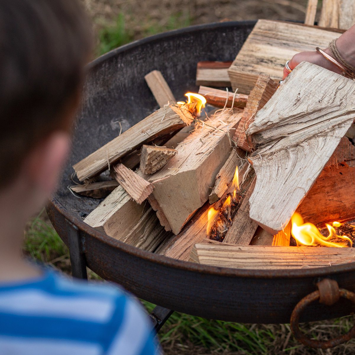 CampingCanal's tweet photo. * Firewood (carefully sustained ) ✅ 
* Matches ✅ 
* Marshmallows ✅ 
* Blankets ✅
It’s time to light the fire pit! 🔥#norfolkglamping #norfolkcamping https://t.co/3CvPW3Z55P