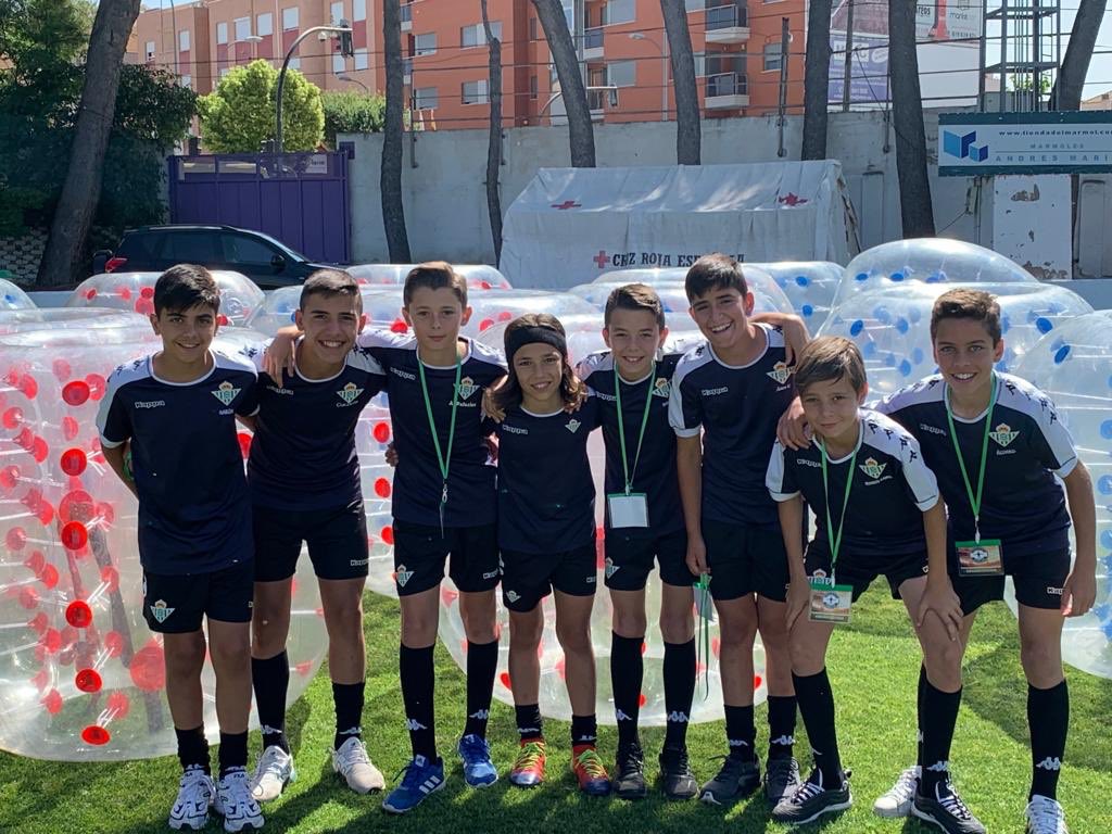 LidivanSports's tweet photo. Los #Futbolistas #Alevines del @RealBetis ya conocen nuestro #FútbolBurbuja y han disfrutado con el. ¿Quieres probarlo y practicarlo durante esta #Pretemporada? 

Ponte en contacto con nosotros y pondremos a tu disposición todo lo necesario para que pases una jornada diferente. https://t.co/hrnzxDiFvj