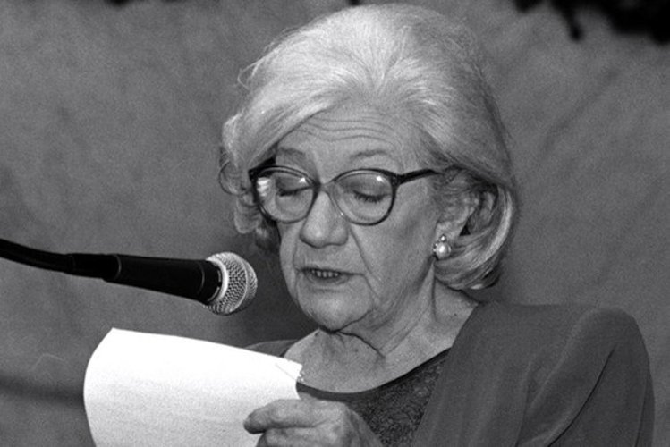 #FrasesDeLunes
“El mundo hay que fabricárselo una misma, hay que crear peldaños que te suban, que te saquen del pozo. Hay que inventar la vida porque acaba siendo verdad”. 
Ana María Matute
#ElVeranoEsParaLeer