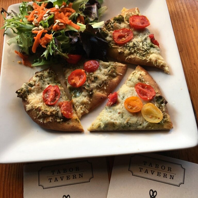 TaborTavernPDX's tweet photo. 🍴#meatlessmonday Lunch Special🍴
Flat bread with pesto, cherry tomatoes, and parmesan. 😋 #portland #happyhour https://t.co/t0A8tf3OBC