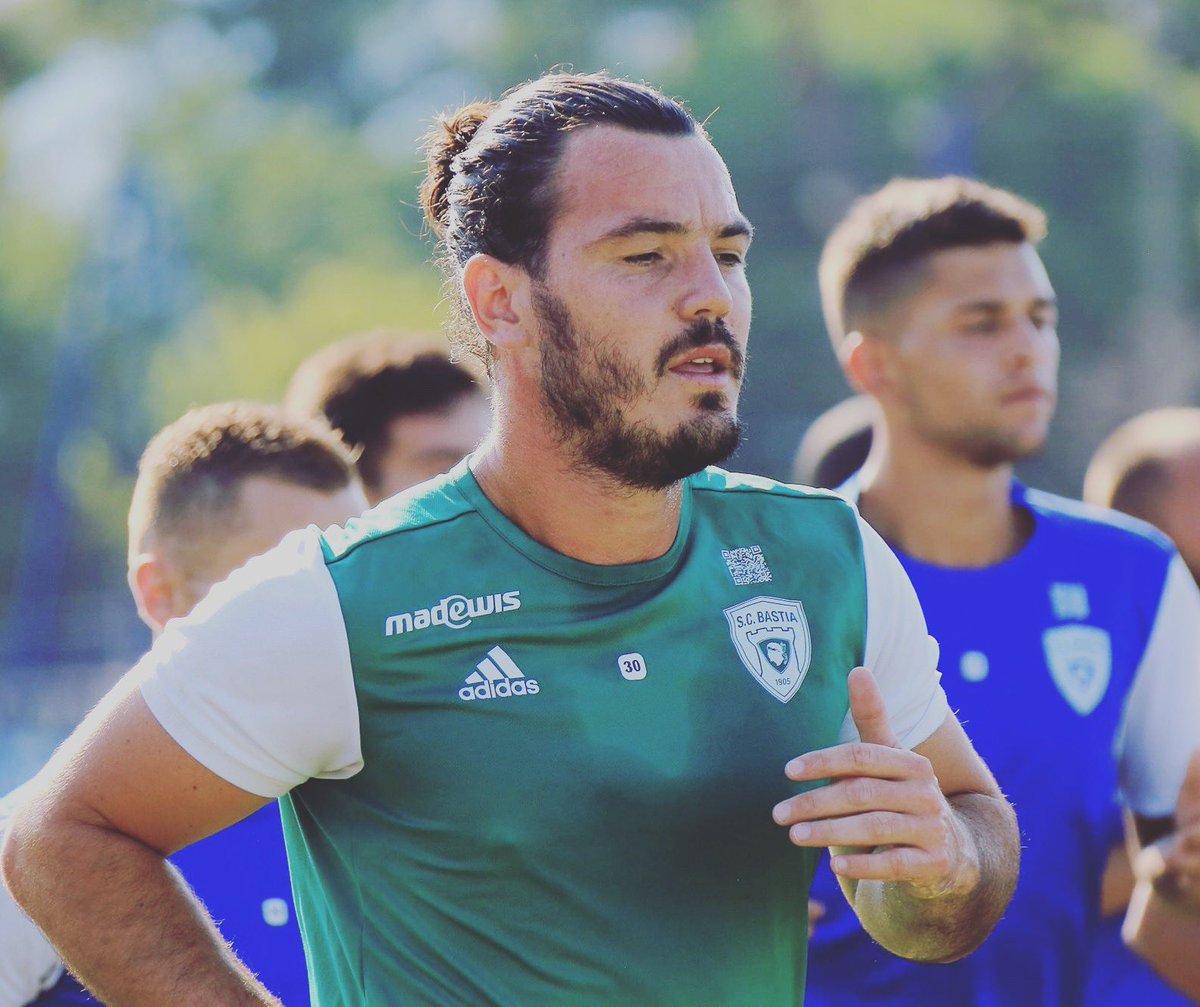 MartinAnto30's tweet photo. Reprise du championnat ⚽️ cette semaine ➡️ J1 @stadedereims 🔴⚪️ #UnSeulObjectif ⬆️ #SCB 🔵 #GK 🧤 #StepByStep 🏟 🔥 https://t.co/4eQflIe9zP
