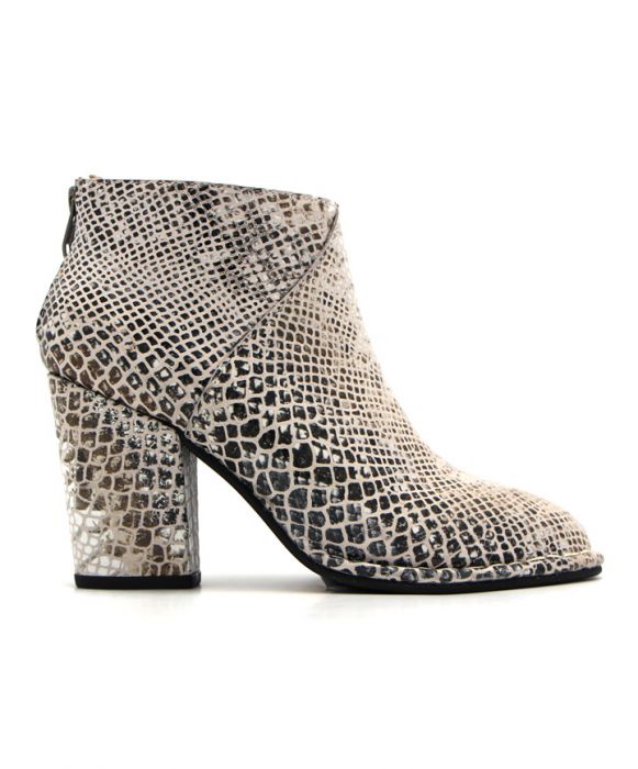 NaborsShoes's tweet photo. This snakeskin leather bootie from #DibaTrue is a must-have this season. A wrapped design pattern covers the snakeskin leather upper complete pointed toe, back zipper and cushioned insole. #Diba #NaborsShoeCenter #TheShoeDog https://t.co/sSVwQIIs4L