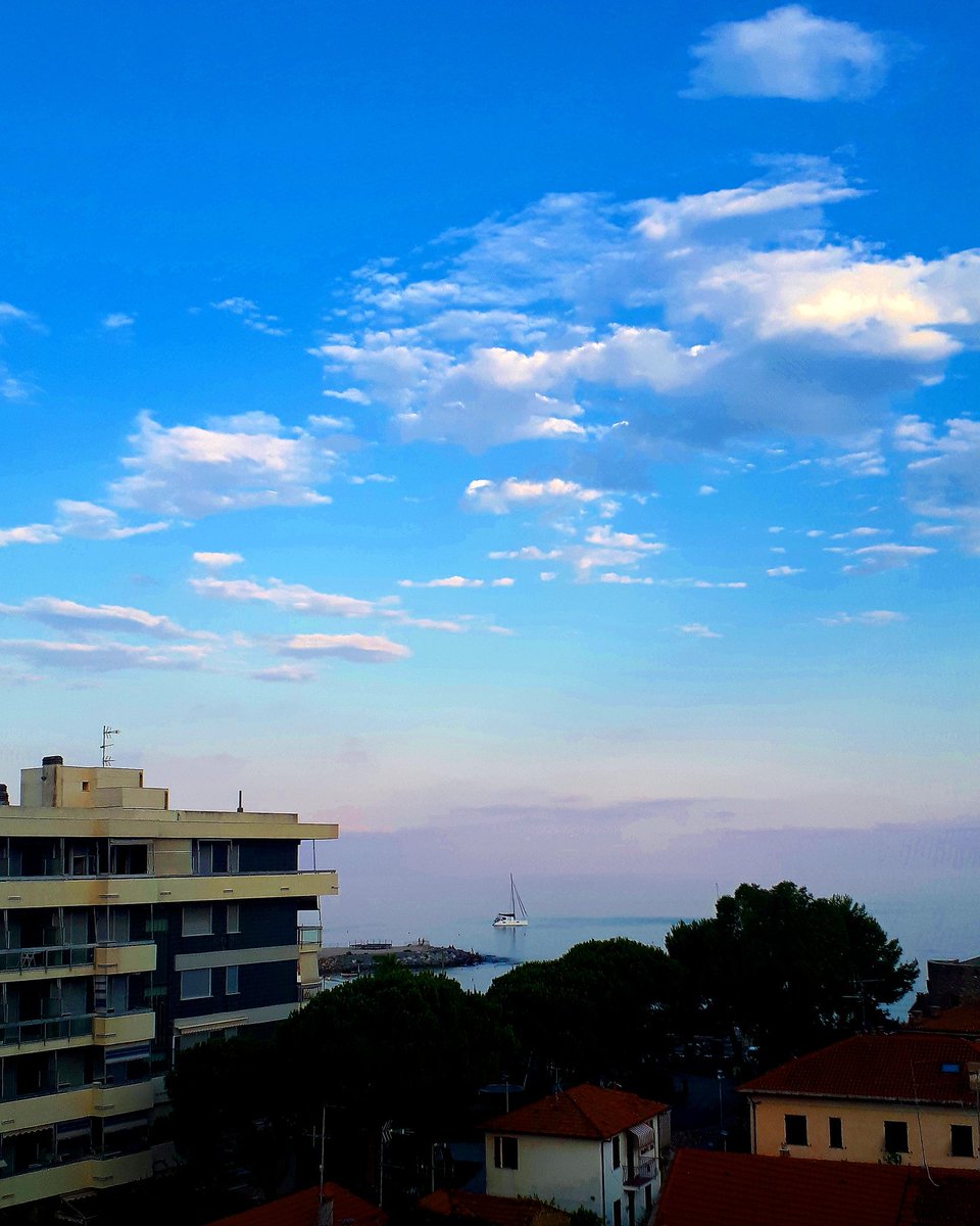 Dove finisce il #mare? 
Dove incomincia il #cielo?
.
#Andora #crepuscolo #Liguria #igersliguria #igliguria #estate #vela #sky