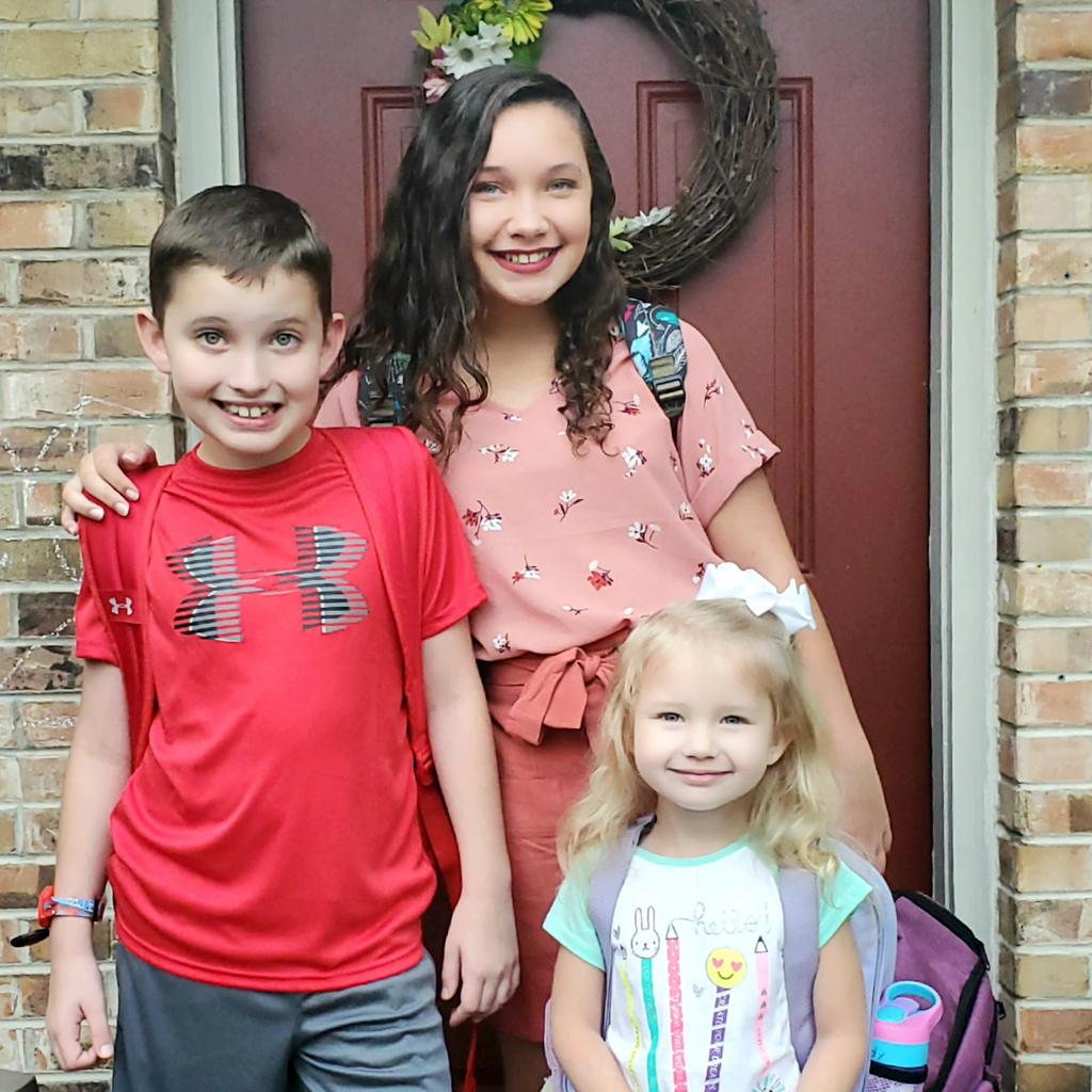 AngieAutry's tweet photo. It's a day of firsts and lasts. Last first day at Robinson for Ava, last first day at Johnson for Jonathan, and last first day of preschool for Melody. β€#KCSDay1 https://t.co/snILZPGA0r