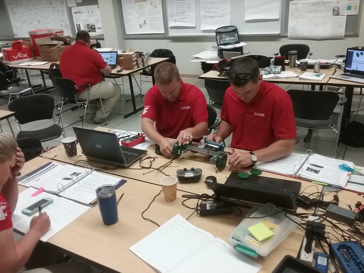 meyermar51's tweet photo. Changing gear ratios to create more power for the CASE MSA tractor pull. #MSAnerds #APTnerds @case4learning https://t.co/GKAlmZ13SB