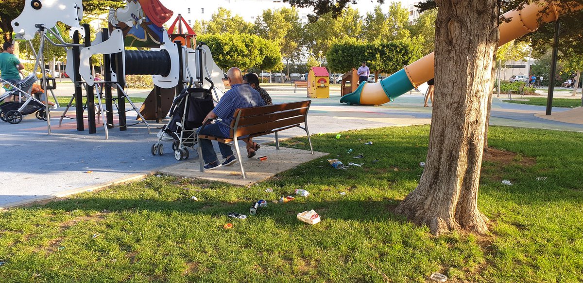carmenfigo's tweet photo. @malaga @pacodelatorrep es una vergüenza como están los parques de teatinos, en concreto este esta en la calle Sófocles 19. El gamberrismo y la falta de limpieza están a la orden del día..... https://t.co/s2r3CvBdBr