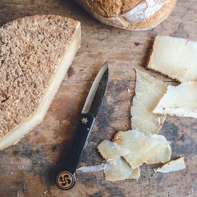 Sur un bout de table à partager avec les amis ...
Ce fromage de brebis s'identifie au Pays basque et à son peuple ❤️
Comme on me l'a demandé plusieurs fois :  tu peux en trouver ce couteau basque dans la boutique de @couteau_basque à Anglet ou sur leur s… ift.tt/2M2wGJN