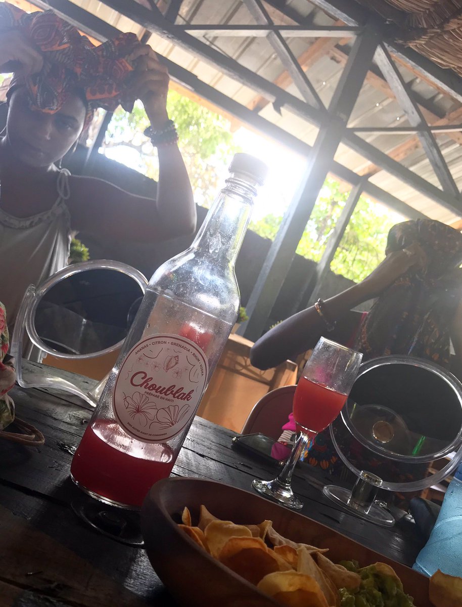 kreyativ's tweet photo. A special THANK YOU goes out to @ayitieritaj who provided the drinks! The ladies loved it! So happy you supported the Workshop and the movement kreyativ have been promoting
#Workshop #Atelier #MareTèt #GoodVibes #Drinks #Kreyativ #AyitiEritaj #Headwraps #ItsAlwaysAGoodWrapDay https://t.co/14g8grc1V3