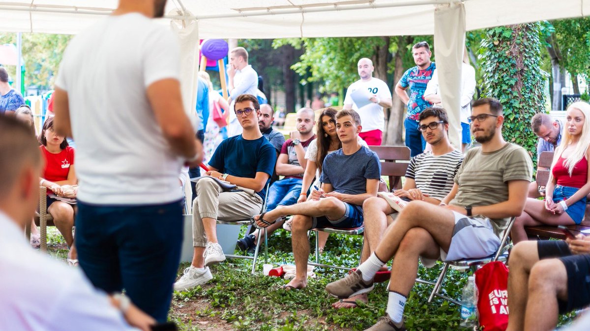 JeunesSoc35's tweet photo. #YESSummerCamp2019 • Албена 🇧🇬☀️
Une semaine de formations et d’ateliers sur le féminisme, la redistribution des richesses, l’écologie, l’accueil des migrants...
Avec plus de 600 jeunes socialistes de tous les pays nous avons travaillé ensemble pour une Europe plus juste 🌹🇪🇺 https://t.co/tAyBmV0gIe