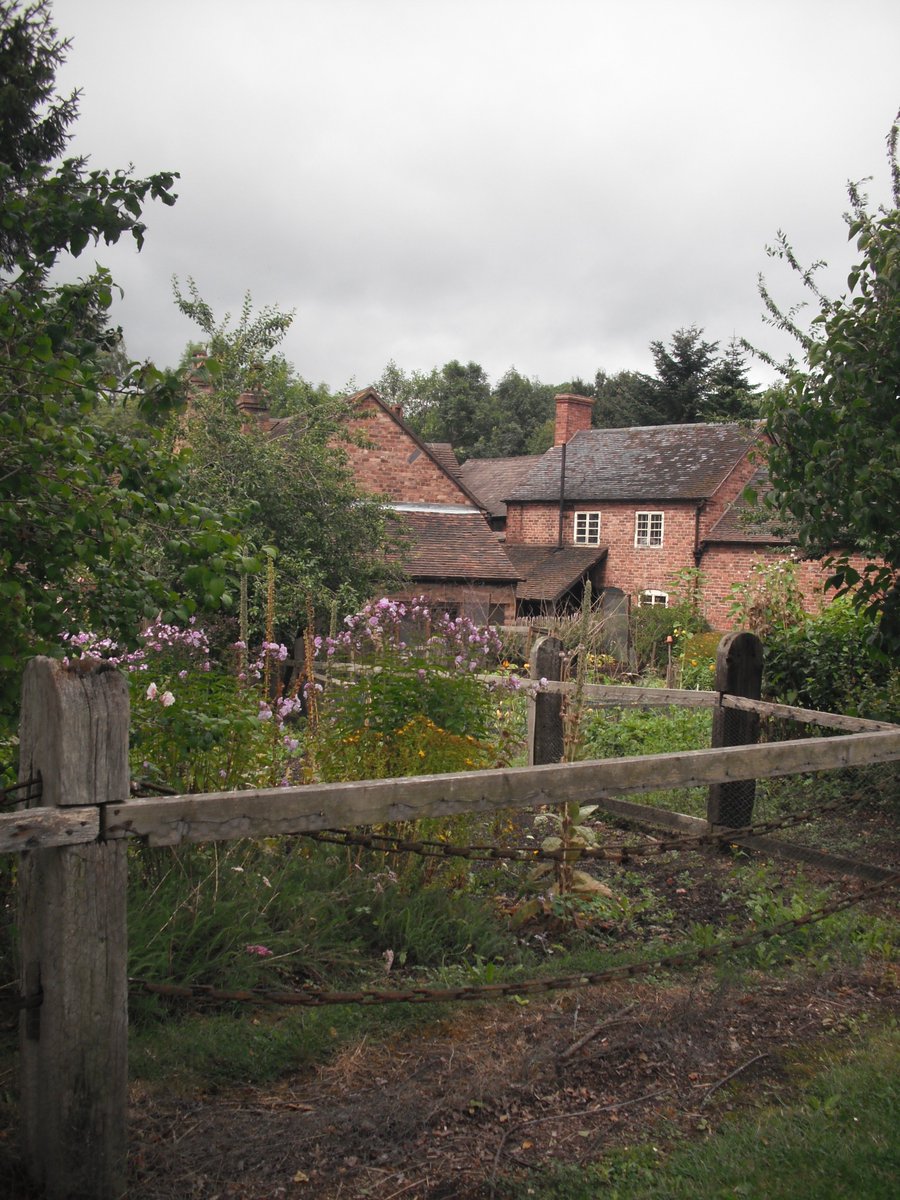 ZeroMilly's tweet photo. I had a wonderful time last week at Blists Hill - loved the busy Victorian shops, and talking with the amazing volunteers. I appreciated the quiet spaces too. #heritage #TimeToStopAndStare @blistshill https://t.co/rVlsP6OYXG