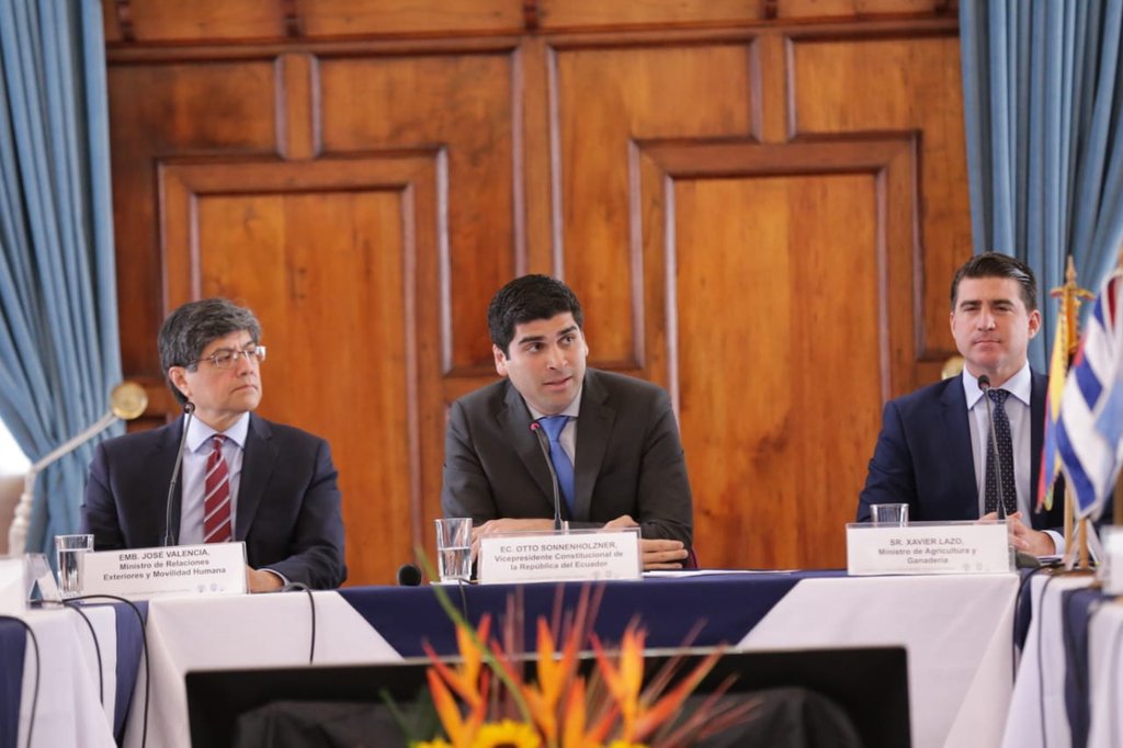 ottosonnenh's tweet photo. ¡Una cita histórica en favor del patrimonio agrícola regional! Con @XavierLazoG y autoridades agropecuarias de América Latina y el Caribe estamos comprometidos en trabajar juntos para combatir a tiempo y de forma adecuada el Fusarium Raza 4 y así mantener nuestro #AgroProtegido. https://t.co/bgb9Dxgnsf