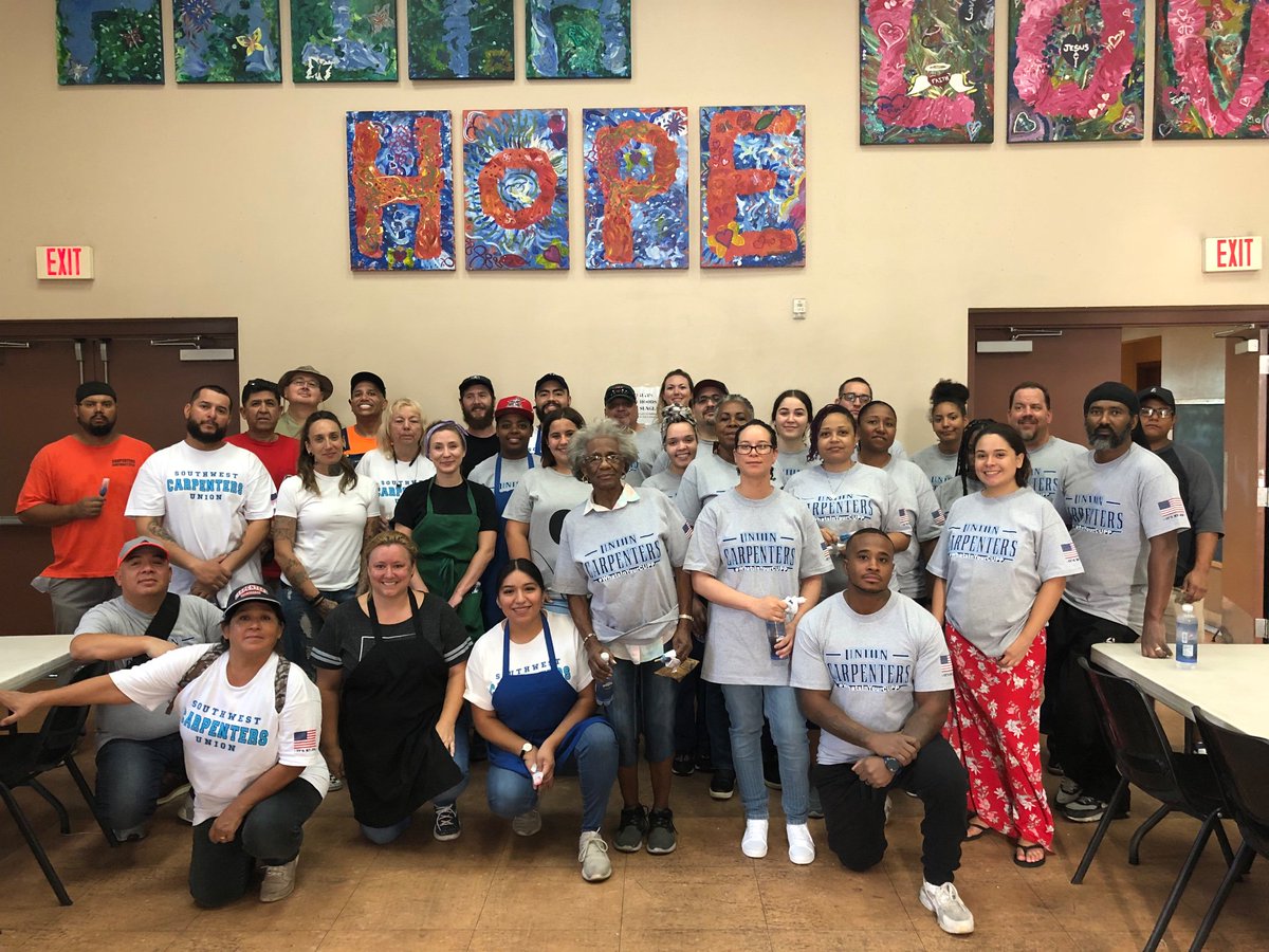 JovanBuiltThat's tweet image. Great to see all the @SouthwestCarps members of #the1977 volunteering at the @LVRM on Saturday. Over 400 people were fed in less than an hour. The #LVRM does an amazing work helping the homeless in #lasvegas! 
#HowFullIsYourCUPP #UnionStrong #sincitycarpenters