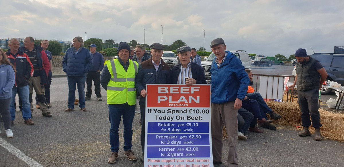 treasa30's tweet photo. @MHealyRae meeting the #familyfarmers at the #peaceful-protest  in #bandon @AbpFoods #localbusiness #localsuppliers #doingitforgenerations #suckler #dairy #sheep @rtenews @BBCWorld @SouthernStarIRL @AndytheLensman @JOEdotie @Herdotie @TG4TV @cnnbrk @nytimes @AgrilandIreland https://t.co/azBpyNV5rZ