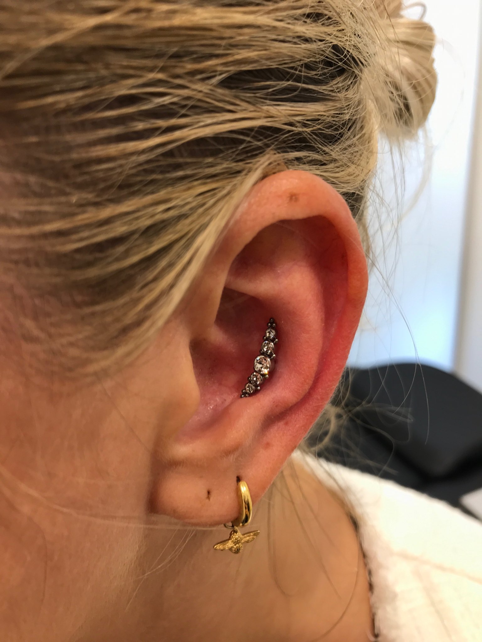 Clear conch shop earring