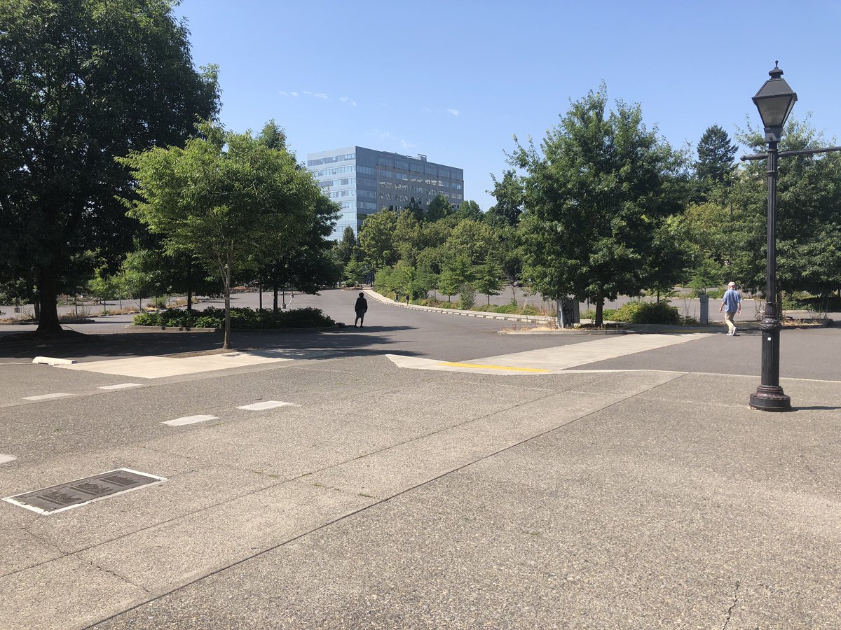 BizballMaury's tweet photo. This is the true wild card for the Lloyd Center site. There is a theater and overflow parking across from the mall. Eyeballing it itโs probably close to 30 acres. Mall owners have closed off the parking and theater on life support. Condos were planned here. #MLBToPortland https://t.co/m09N9trOhM