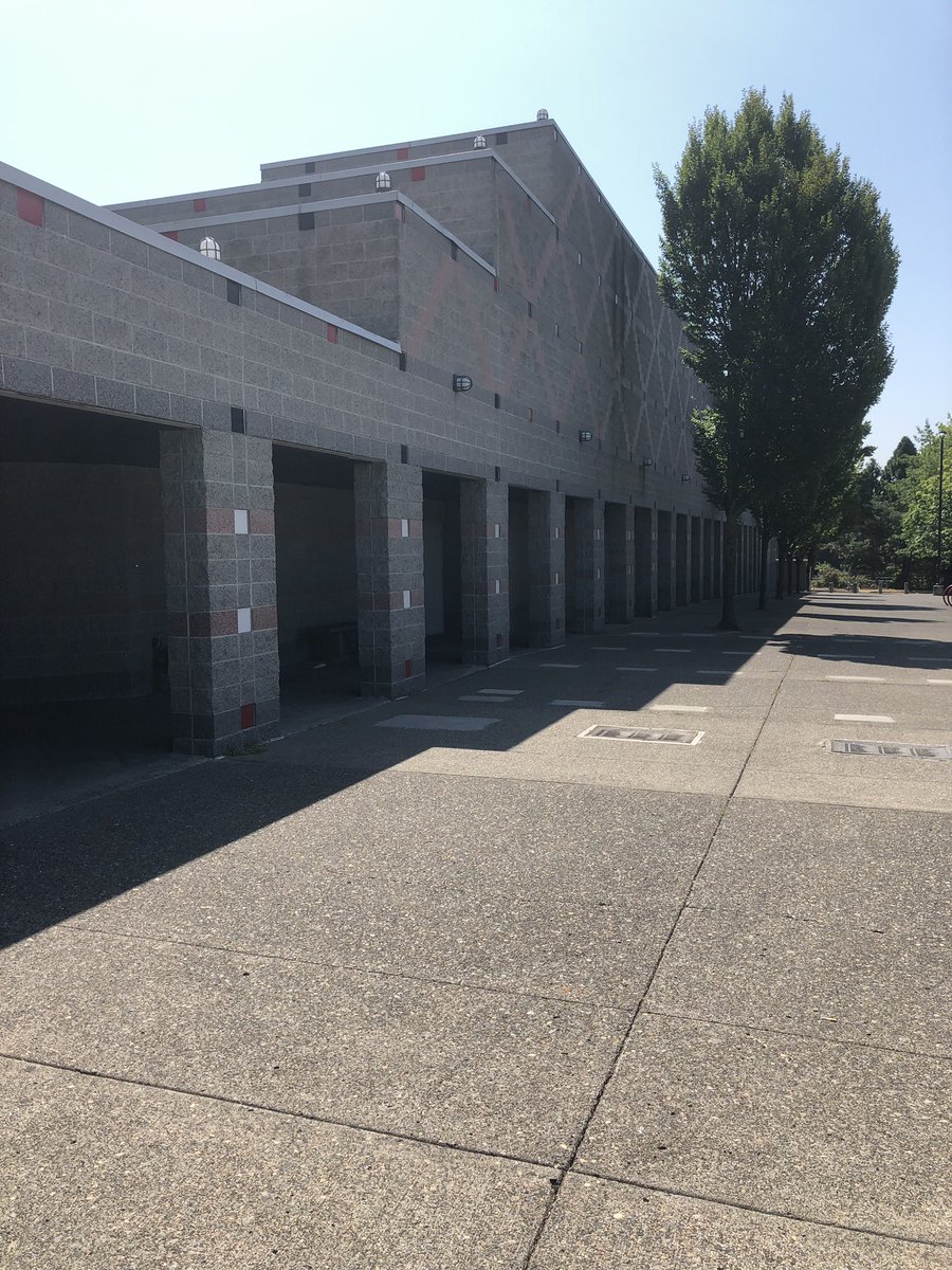 BizballMaury's tweet photo. This is the true wild card for the Lloyd Center site. There is a theater and overflow parking across from the mall. Eyeballing it itโs probably close to 30 acres. Mall owners have closed off the parking and theater on life support. Condos were planned here. #MLBToPortland https://t.co/m09N9trOhM