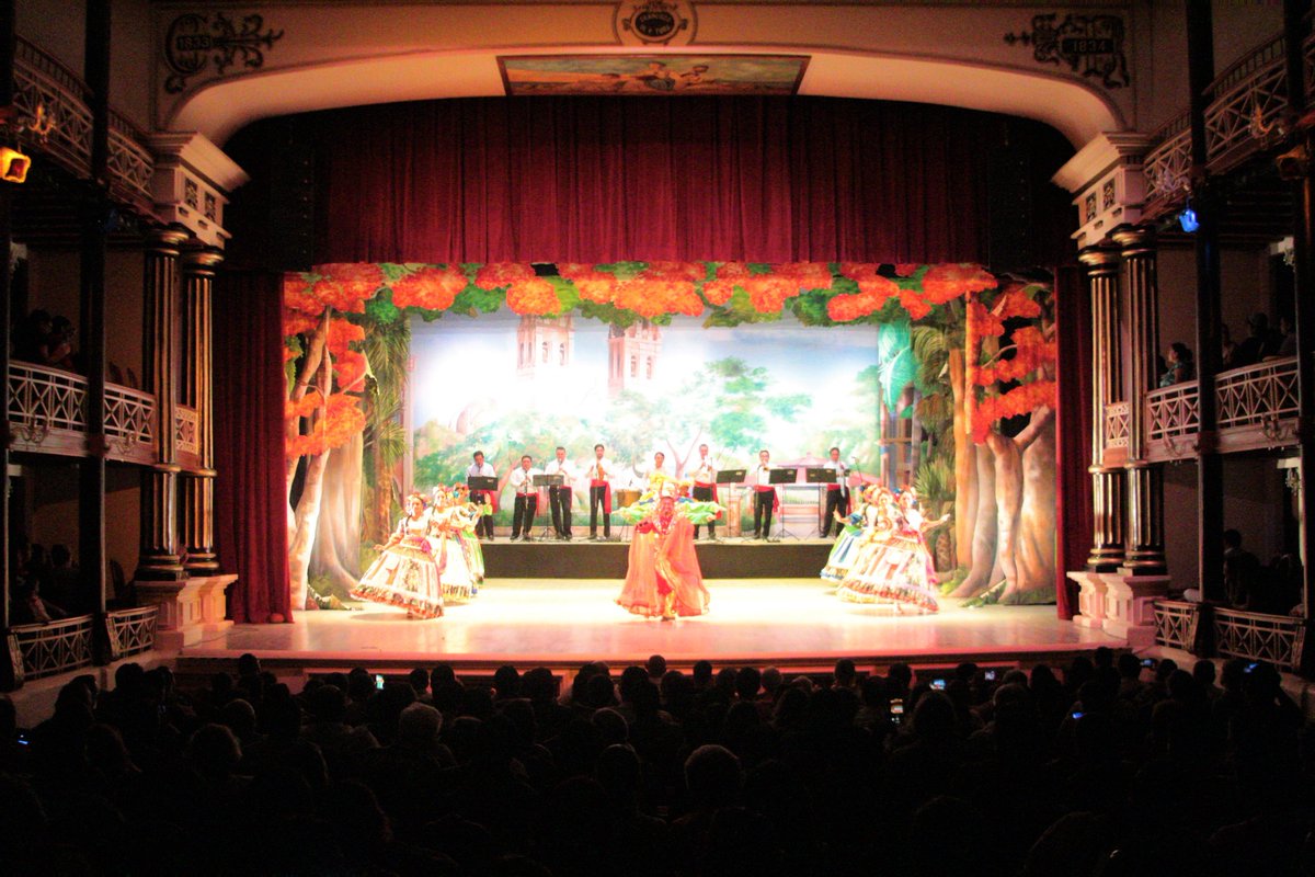 CulturaCampeche's tweet photo. 💃¡Vive #Campeche a través de su danza!🕺
Este sábado disfrutamos de la presentación del #GranBallet Folklórico del Gobierno del Estado en el Teatro de la Ciudad "Francisco de Paula Toro", evento lleno de algarabía, color y tradición campechana. https://t.co/xZo7MSVMgI