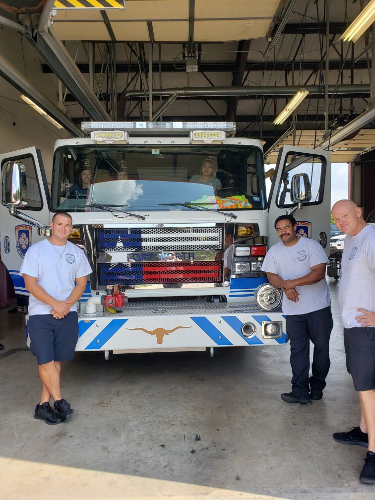 layniegurl's tweet photo. #ceseverest
Thank you first responders for all you do!
#JustKeepClumbing #CESleads #CelebrateKISD@KellerISD @CaprockES https://t.co/fVWG3bwFDY