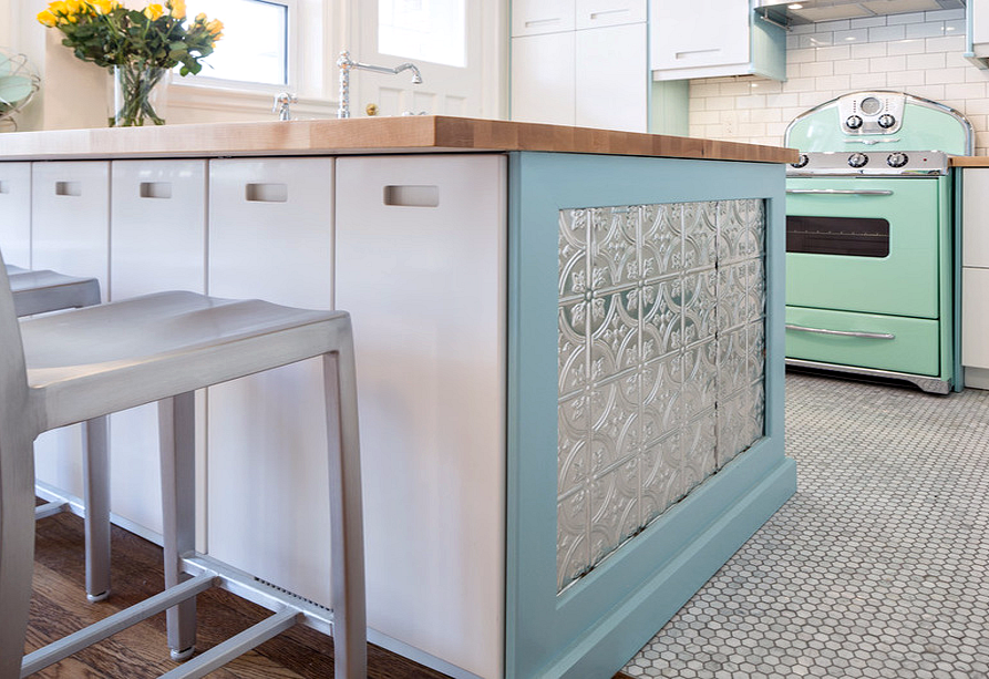 The details in this kitchen design make it all the more beautiful.

#kitchenlove #vintage #retro #kitchenideas #kitchendecor #kitchenremodel #kitchenlife #kitchen