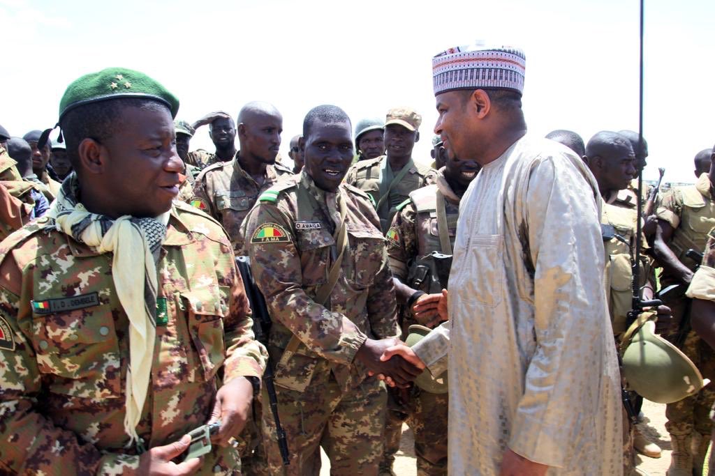 GouvMali's tweet photo. Cette derniÚre étape de la seconde visite du Premier ministre dans la région de Mopti s'est achevée par un repas avec les troupes au camp militaire de #Youwarou #J5 #VisiteMopti https://t.co/vIhrSZxkQT
