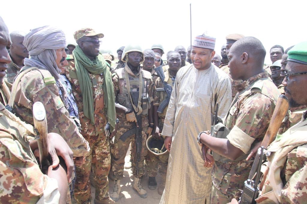 GouvMali's tweet photo. Cette derniÚre étape de la seconde visite du Premier ministre dans la région de Mopti s'est achevée par un repas avec les troupes au camp militaire de #Youwarou #J5 #VisiteMopti https://t.co/vIhrSZxkQT