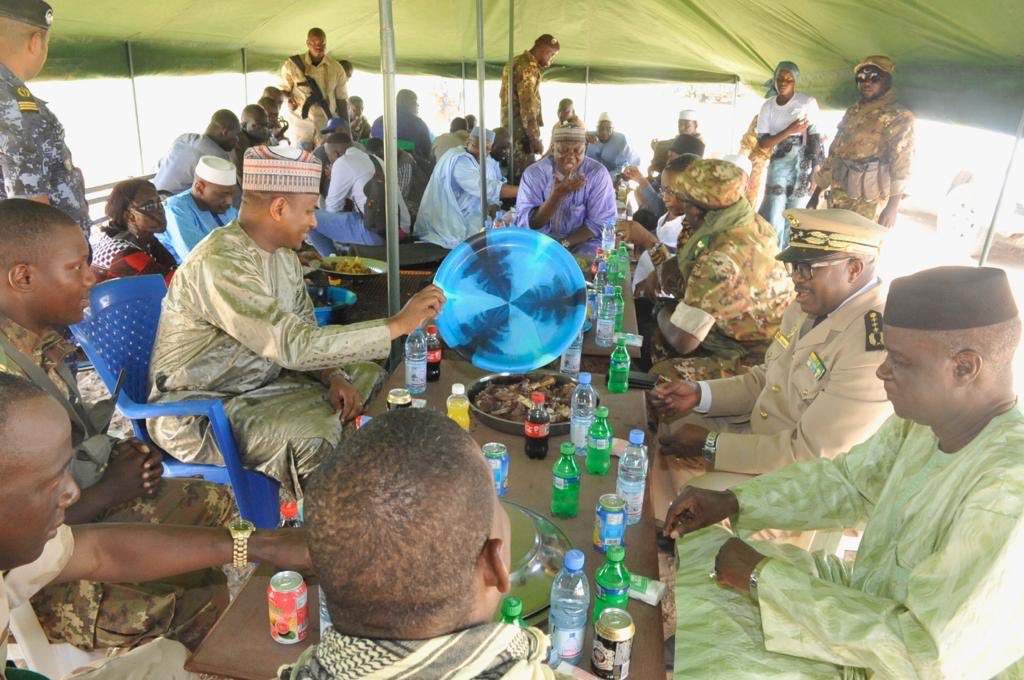 GouvMali's tweet photo. Cette derniÚre étape de la seconde visite du Premier ministre dans la région de Mopti s'est achevée par un repas avec les troupes au camp militaire de #Youwarou #J5 #VisiteMopti https://t.co/vIhrSZxkQT
