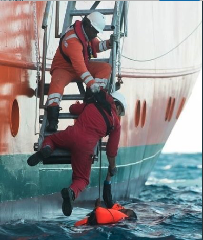 lucavisone's tweet photo. #5agosto Italia approva una legge per la quale è reato soccorrere chi sta morendo in mare. La storia ci giudicherà. I nostri figli ci chiederanno il perché e noi potremo solo vergognarci. 
Bambini, stiamo costruendo per voi un brutto mondo. Non perdonateci.

#DecretoSicurezzaBis https://t.co/X1nU2mxipG