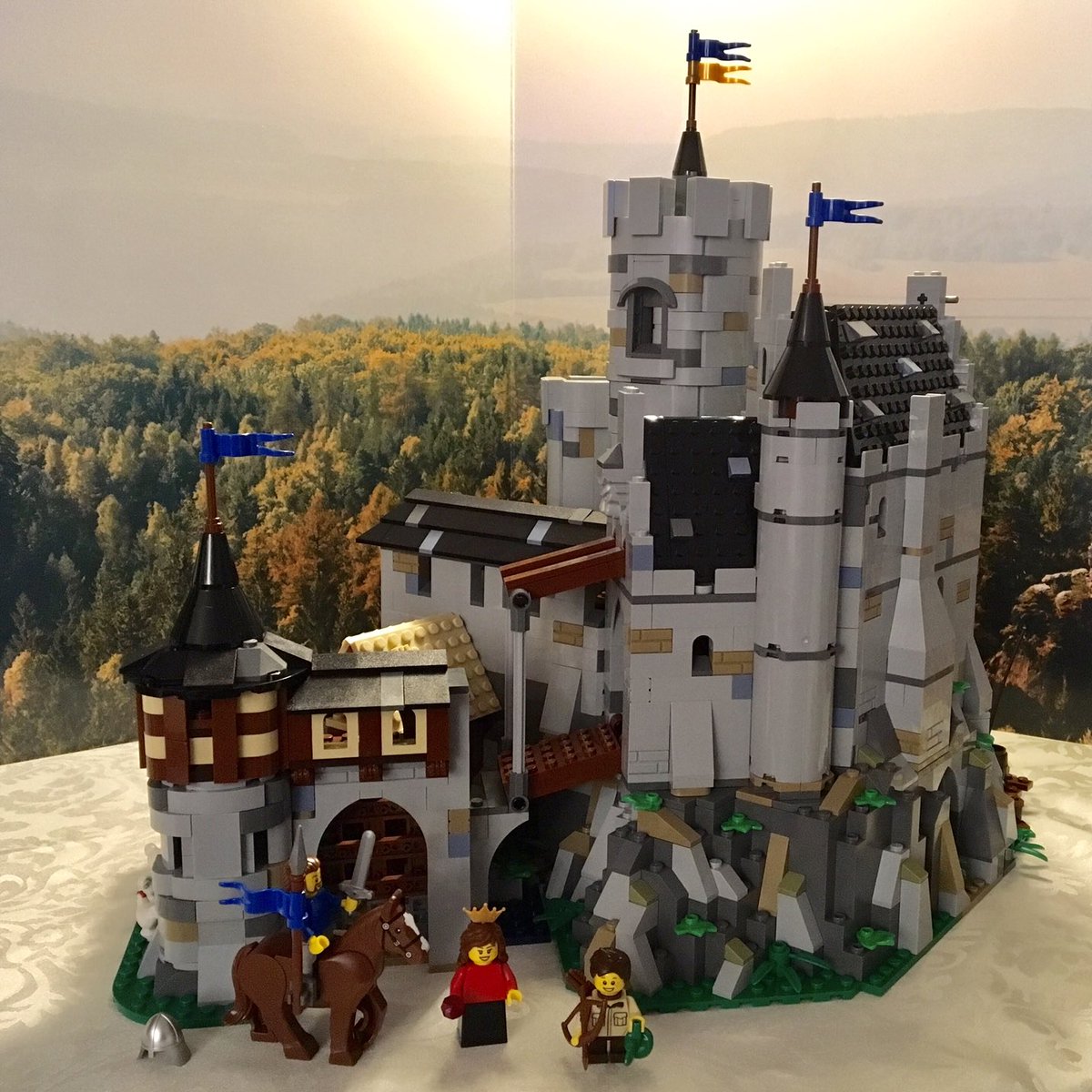 olivercgoetz's tweet image. Completed Castle Löwenstein – with expansion!
This is the largest of the @BrickLink #AfolDesignerProgram sets by Raziel_Regulus and with the expansion it has over 3600 pieces!
#LEGO @LEGO_Group #LegoCastle