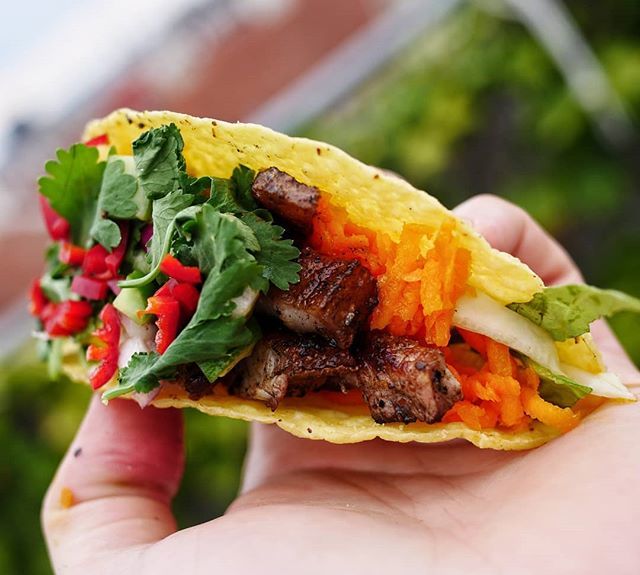 LastKitchenHero's tweet photo. crispy taco with grilled pork belly, sweet &amp; hot mango salsa, carrots, silantro and chili.
.
.
.
#pork #porkbelly #mango #mangosalsa #chili #silantro #crispypork #crispy #crispyporkbelly #delicious #sweetsour #spicy #lime #mexicanfood #mexicancooking #texmex #texmexfood #sal… https://t.co/5HMe5Ad2wb