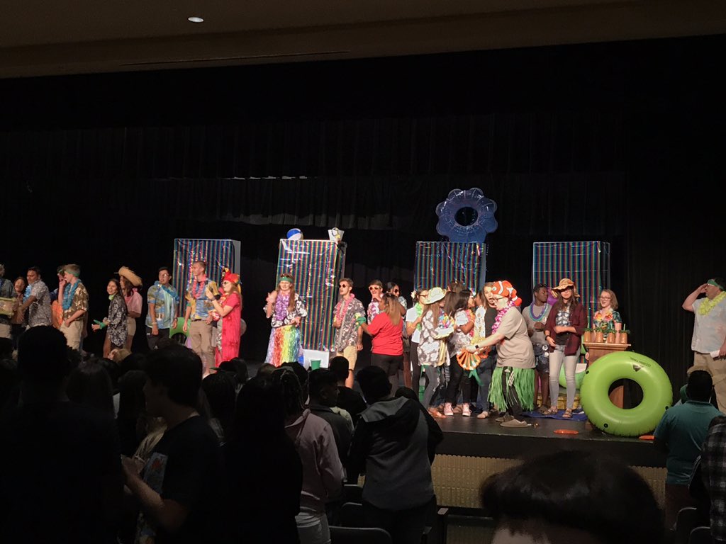 rebecca_tidwell's tweet photo. What a fabulous kick off to our school year! The Freshman Rally had us all feelin’ the beach vibe 🏖 @ShelbyvilleCHS @BedCoSchools @J_Renaissance https://t.co/PgiXn1S1mu