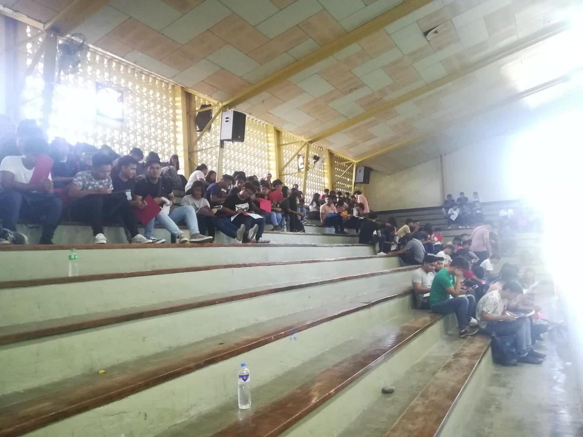 CSCSLC's tweet photo. DAY 2:
Nakipagsagupaan na sa mahabang pila ang mga incoming FIFTH YEARS ng COLLEGE OF ENGINEERING AND ARCHITECTURE.
Sino kaya ang mapuputol ang pasensiya?
#VIVASLC
#MAROONangMARKA https://t.co/BWx7GgmEPH