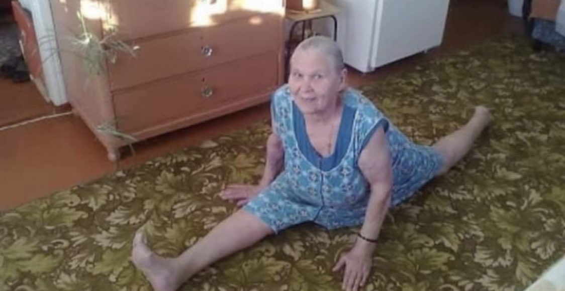 SoyLeonR's tweet photo. -¡Wow, que ágil abuela! 
-Ayúdame pendejo, pise un tazo. https://t.co/yjLSnkuUiR